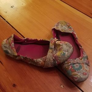 Keen size 9 printed flats